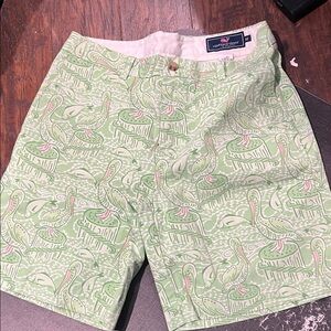 Men’s vineyard vine size 32 pelican shorts, green color with pockets
